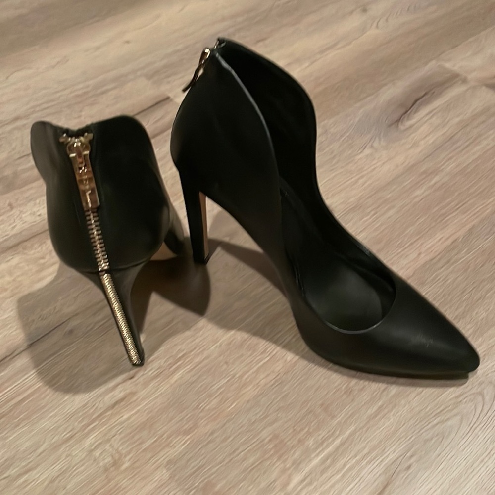 zipper on the back of black heel